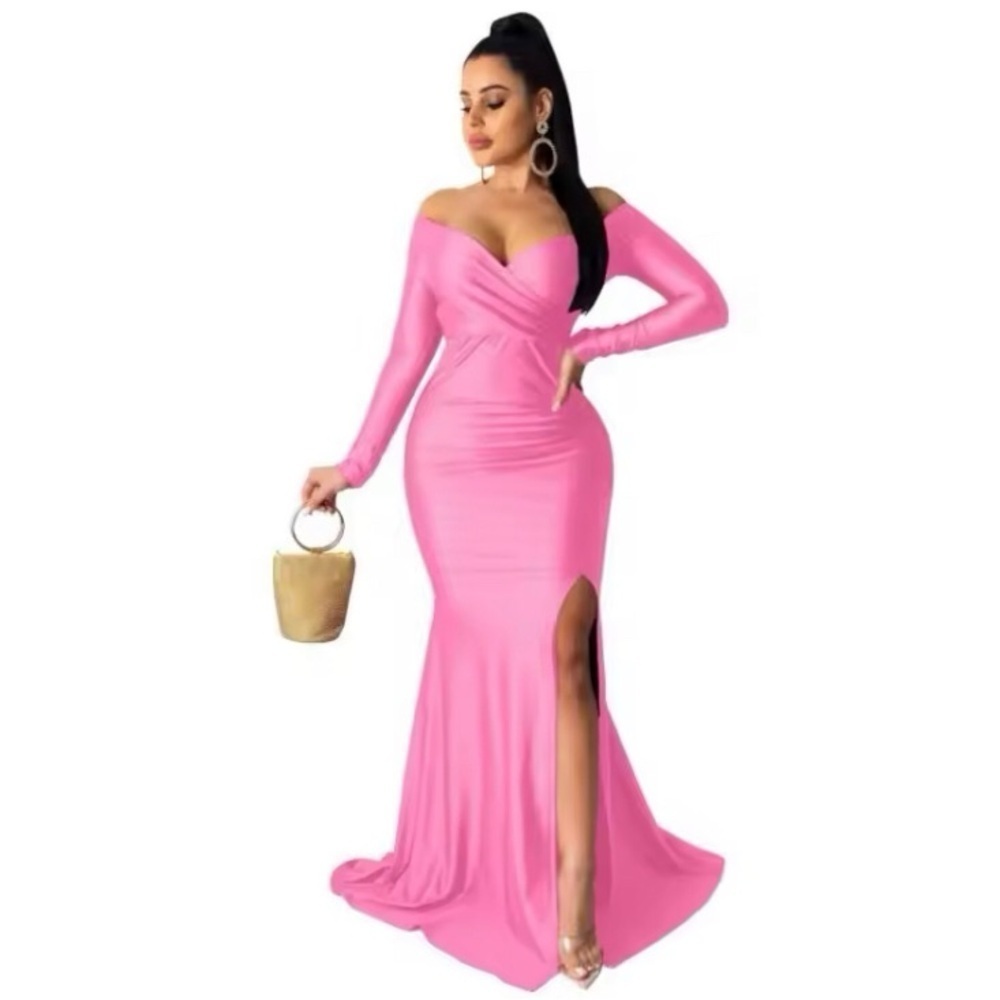 Maxi long sleeves dress frontal slit. Floor length.